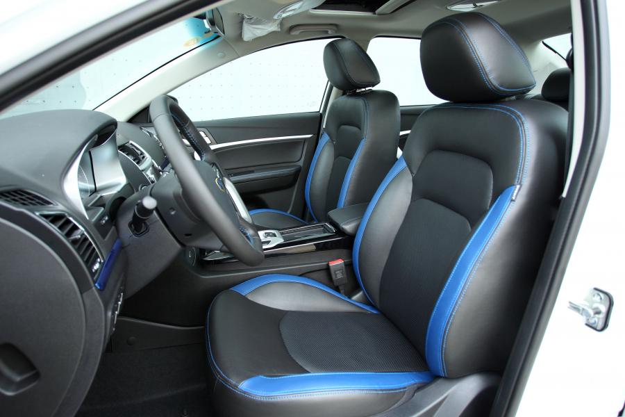 Интерьер Geely Emgrand EV 2015 года  (фото 4 из 30)